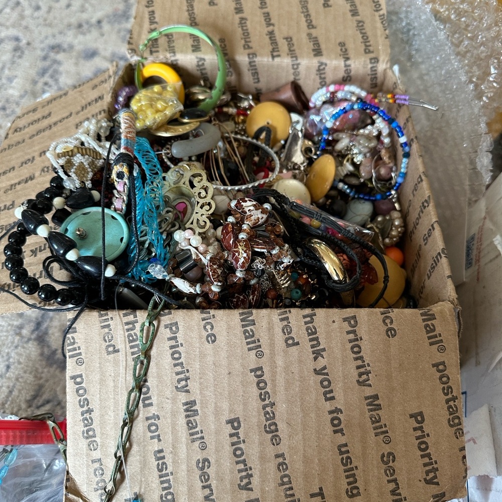 1/4 Pound Vintage 60’s to Present, Jewelry/Crafting Lot. - Picture 2 of 8